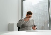 Telefonas tampa pagrindiniu darbo ekranu?