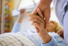 Vasarą slaugant artimąjį namuose žaizdų rizika išauga: vaistininkė įspėja dėl dažniausių klaidų