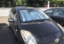 Automobilis įkaito saulėje? Štai kodėl nereikėtų iškart jungti maksimalaus vėsinimo