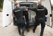 Girtas miegėniškis šaudė iš balkono, o kėdainietė pasipriešino policijai
