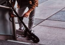 Kėdainiuose vagys nugvelbė prie laiptinės paliktą paspirtuką