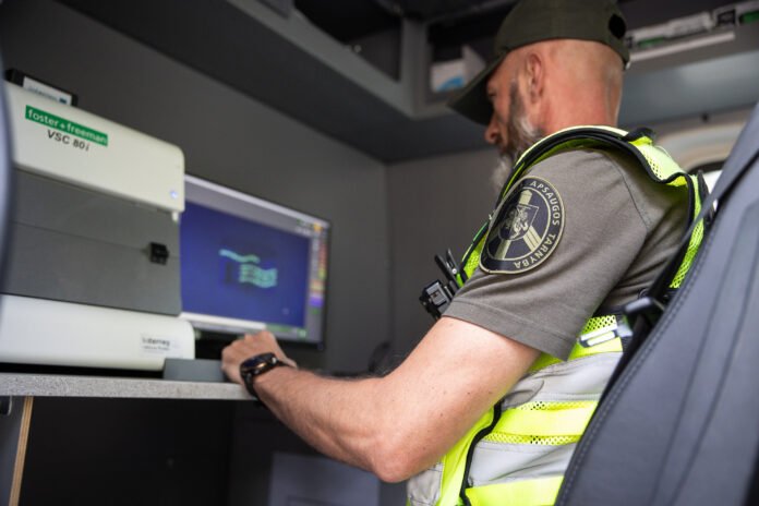 ELTA5746596 Vilnius, 2025 m. rugpjūčio 28 d. (ELTA). VSAT pristatė Lietuvos ir Lenkijos sienų apsaugos tarnybų bendradarbiavimo stiprinimą bei šiuolaikinius sienos apsaugos sprendimus. 2025.08.28 09:43:15. Andrius Ufartas (ELTA)