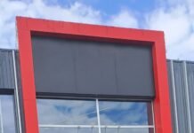 Automobilis taranavo Kėdainių prekybos centro duris