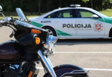 Vainotiškių kaime girtutėlis vyras bevairuodamas nukrito nuo motociklo