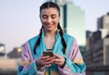 Tarptautinis tyrimas atskleidė – Z karta telefono nepaleidžia, bet skambinti nenori