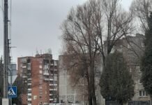 Kėdainiuose vagys automobilį paliko be ratų, prireikė net ženkliuko