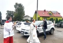 Į bažnyčią – palaiminimo automobiliams, dviračiams, paspirtukams ir net vaikiškiems vežimėliams