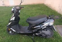 Vainikuose – girto vairuotojo viražai: nukrito važiuodamas mopedu