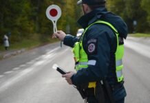 BMW vairuotojui policija nebeleido toliau važiuoti