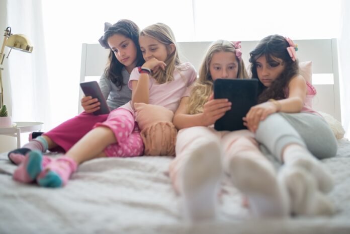 Vaikai su telefonais_Asociatyvi Pexels nuotr.