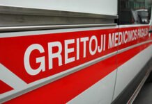 Iš lovos iškritusi moteris šaukėsi pagalbos, o pas ligonį teko lipti per langą