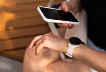 Šiąnakt grįžtant prie žiemos laiko atsakė, ką patikrinti, jei telefonas rodo ne tą valandą