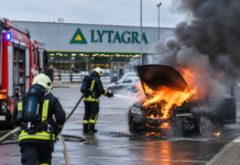 Kėdainiuose, prie „Lytagros“ parduotuvės, užsidegė automobilis